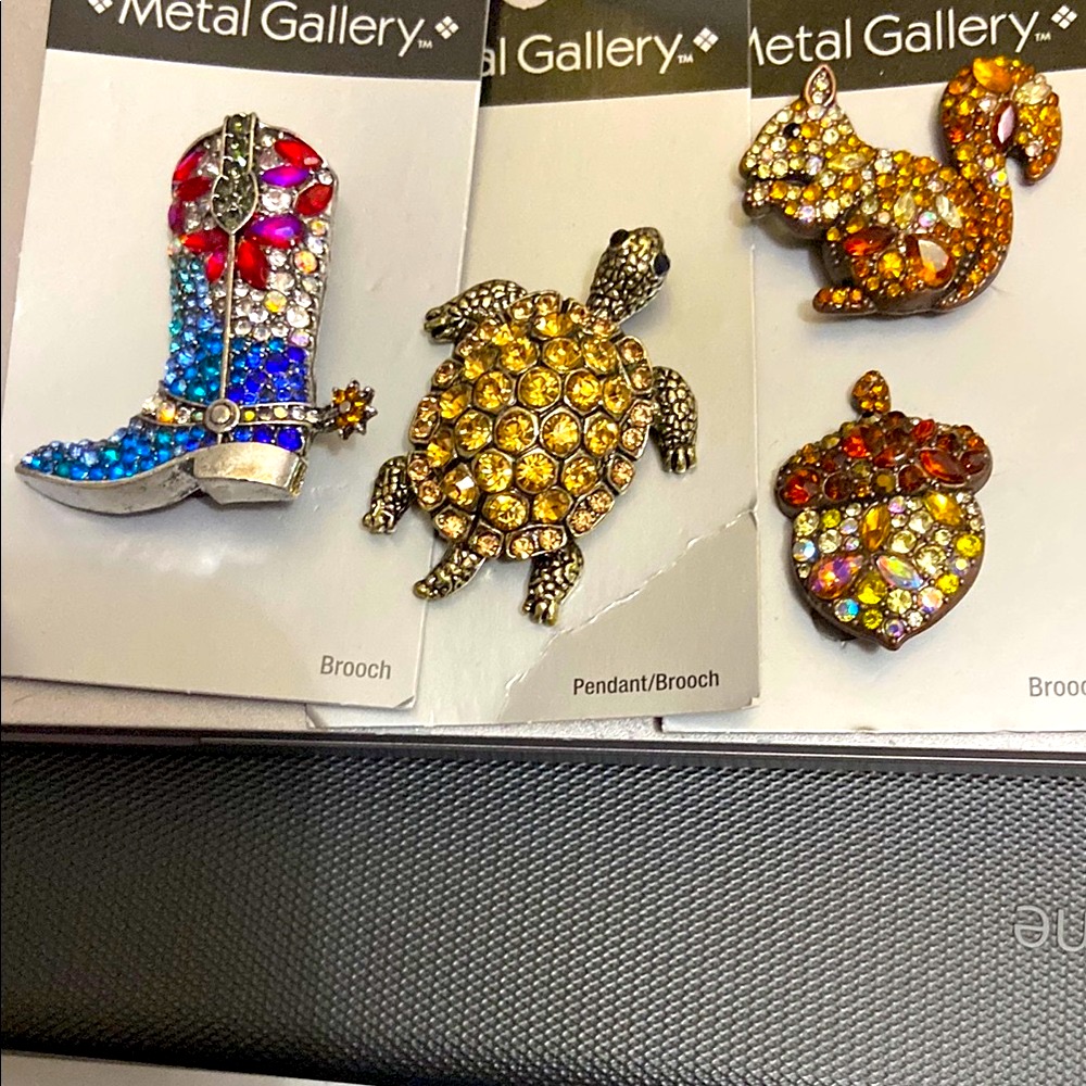 Set Of 4 Sparkling Brooches